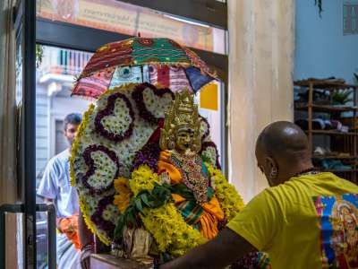 Ma ora per tutti i fedeli � arrivato il momento di trasferirsi al tempio Ganapathi Mariammen Kovil, situato sempre a Carrassi, in via Podgora